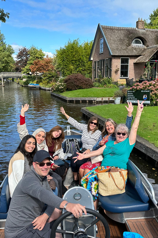 From Amsterdam: Giethoorn Small Group Tour with Boat Ride - How the small group changes the experience