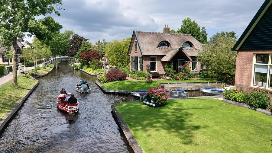From Amsterdam: Giethoorn Small Group Tour with Boat Ride - Meeting near Amsterdam Central Station