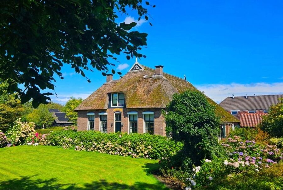 From Amsterdam: Giethoorn & Zaanse Schans Tour w/ Small Boat - The road north through the Dutch countryside