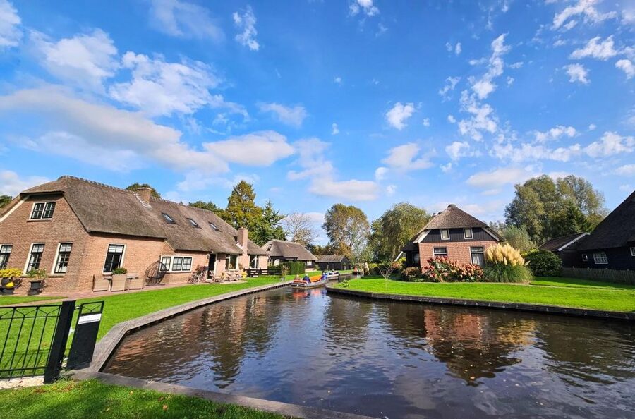 From Amsterdam: Giethoorn & Zaanse Schans Tour w/ Small Boat - Giethoorn by electric boat