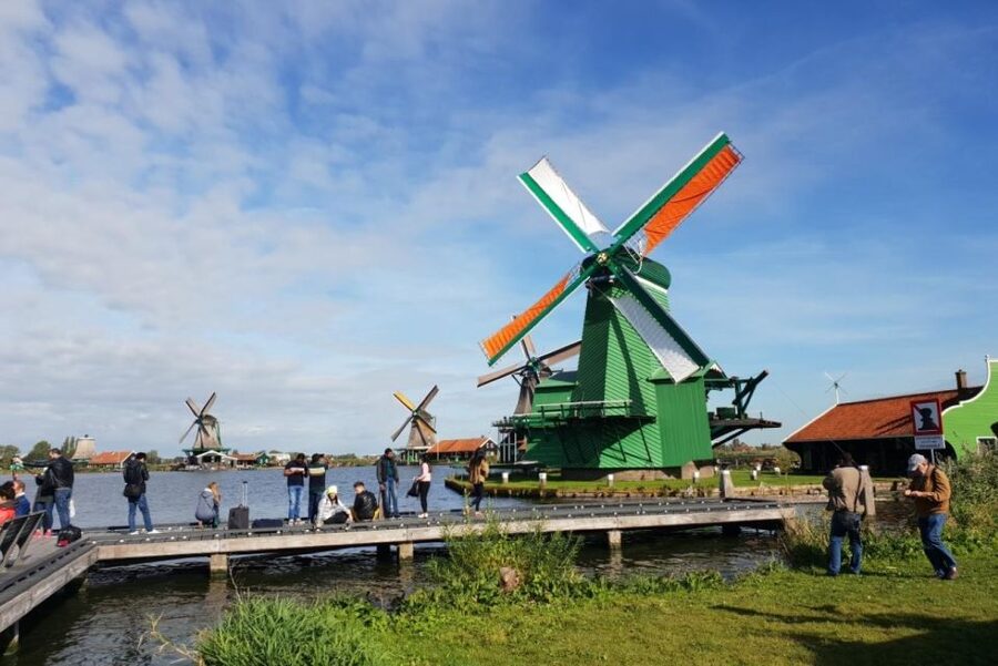 From Amsterdam: Giethoorn & Zaanse Schans Tour w/ Small Boat - Who should book this day trip?