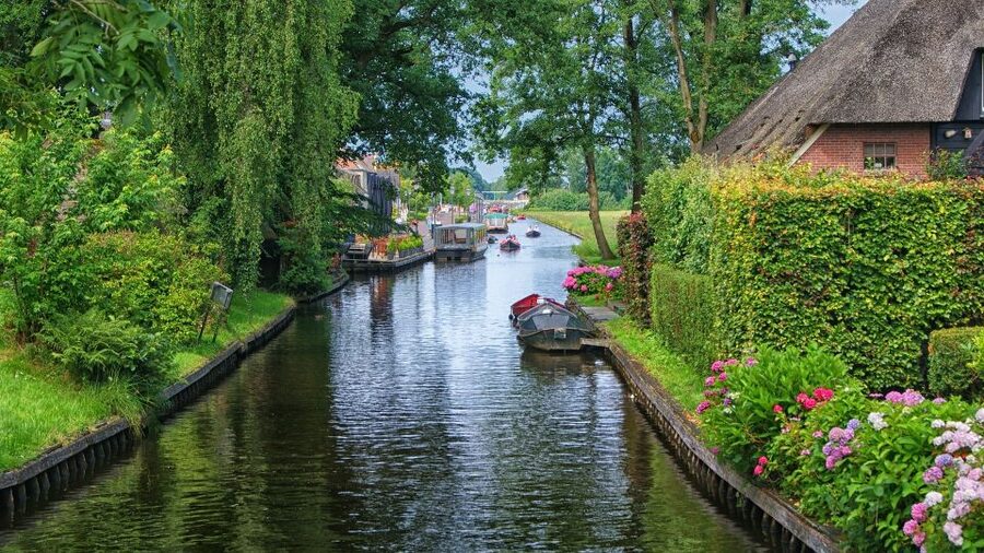 From Amsterdam: Private Sightseeing Tour to Giethoorn - Key points to know before booking