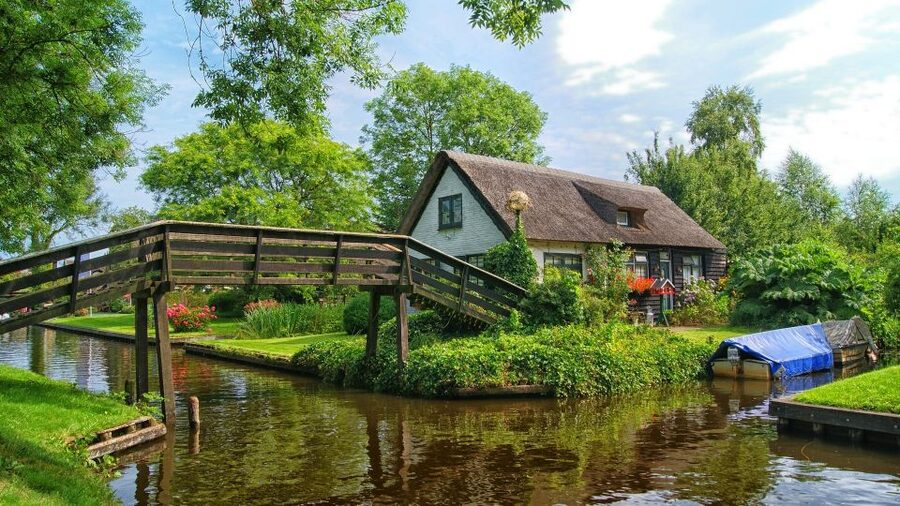 From Amsterdam: Private Sightseeing Tour to Giethoorn - Arriving in the village and getting your bearings