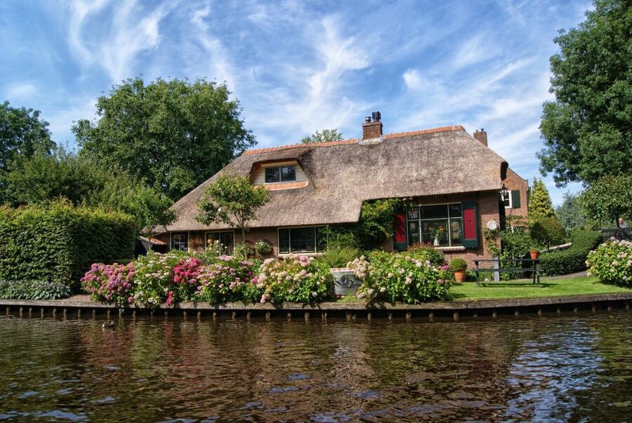 From Amsterdam: Private Sightseeing Tour to Giethoorn - Who should choose this private day trip?
