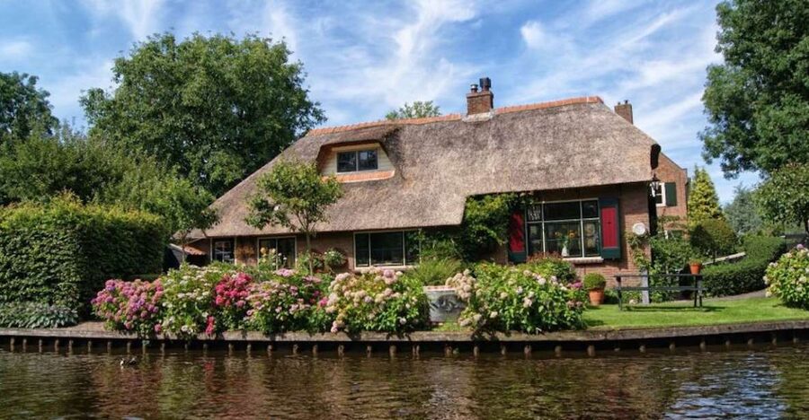 From Amsterdam: Private Tour to Giethoorn with Canal Cruise - Why Giethoorn is best seen from the canal