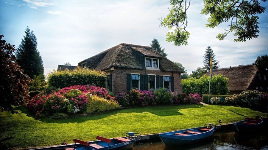 From Amsterdam: Private Tour to Giethoorn with Canal Cruise - The canal cruise and the choice to sail