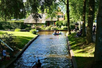 Private Tour to Giethoorn with Canal Cruise