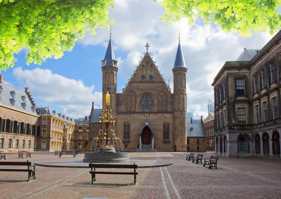 From Amsterdam: Rotterdam and The Hague Tour in Spanish - The Cube Houses and Oude Haven