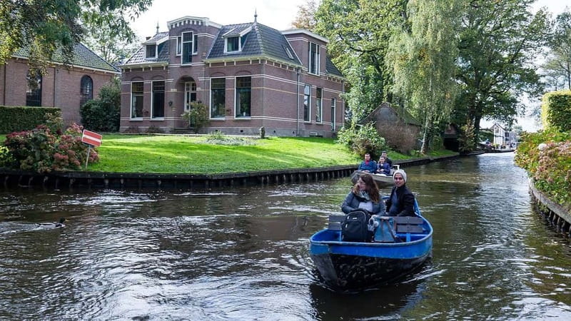 From Amsterdam: Zaanse Schans and Giethoorn Countryside Trip - Giethoorn by boat: the calmest part of the day