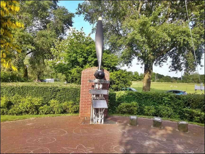 Full-day excursion to Edam, Volendam, and Marken - Marken: Boats, Wooden Shoes, and Village Traditions