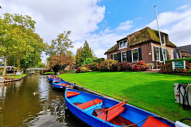 Giethoorn, Afsluitdijk, Zaanse Schans Day Tour Incl Hotel Pick Up - Giethoorn by boat