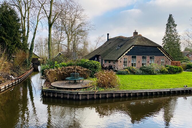Giethoorn, Afsluitdijk, Zaanse Schans Day Tour Incl Hotel Pick Up - What the small-group format really offers