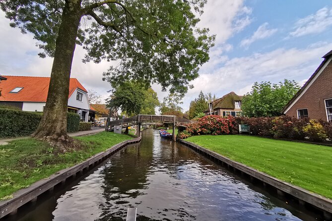 Giethoorn, Afsluitdijk, Zaanse Schans Day Tour Incl Hotel Pick Up - Pickup details you should settle early