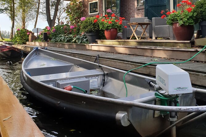 Giethoorn Day Tour from Amsterdam with Small Boat Ride - One hour on a small electric boat