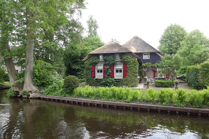 Giethoorn Day Tour from Amsterdam with Small Boat Ride - Lunch and free time in Giethoorn