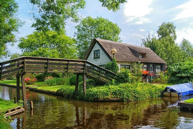 Giethoorn Day Trip from Amsterdam With Cruise and Cheeseplatter - Two and a half hours to explore Giethoorn your way