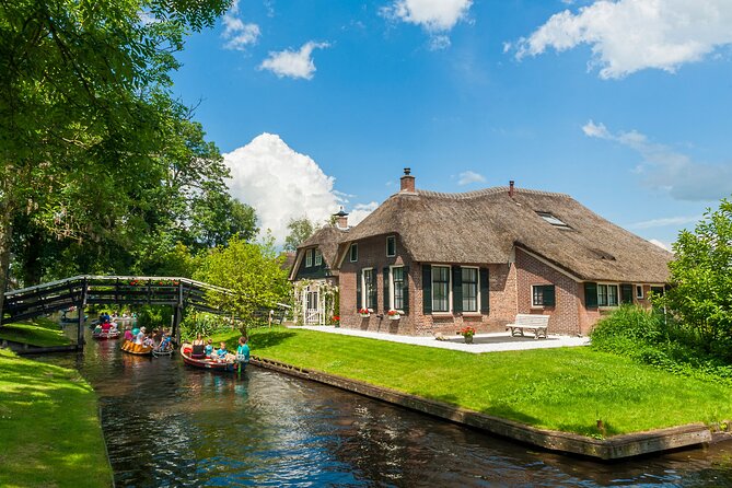 Giethoorn Day Trip from Amsterdam With Cruise and Cheeseplatter - The return drive and total seven-hour schedule