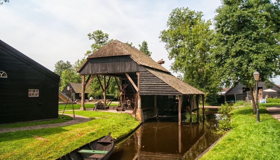 Giethoorn: Private Day Trip with Boat Tour from Amsterdam - The one-hour boat tour through the canals