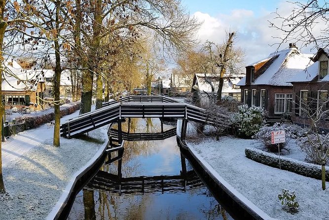Giethoorn Private Tour Guide Giethoorn in luxury Jaguar S Type - Who will enjoy this day most?