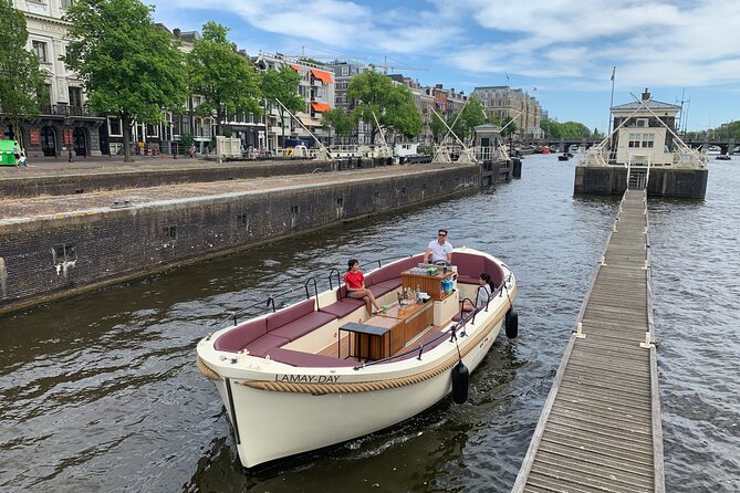 Guided Amsterdam Canal Cruise – Snacks & Drinks on board(1 Hour) - A close-up look at Amsterdam from the water