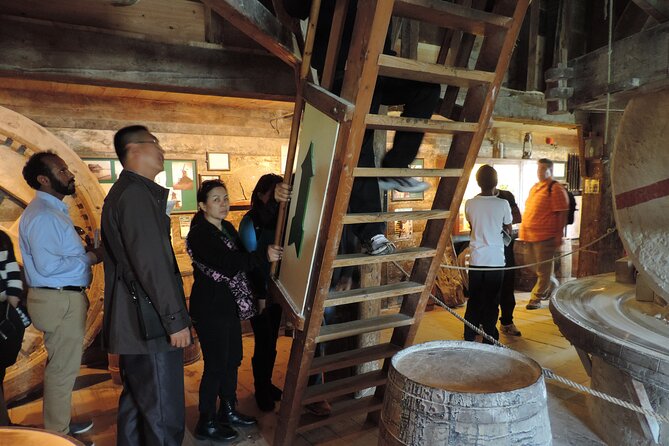 Guided Day Trip - Volendam, Zaanse Schans, Marken & Edam - Zaanse Schans: working windmills in a compact visit