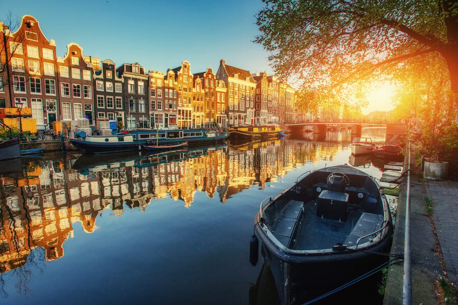 Jordaan, Anne Frank and Leidseplein tour in English - From Central Station into Amsterdam’s old core