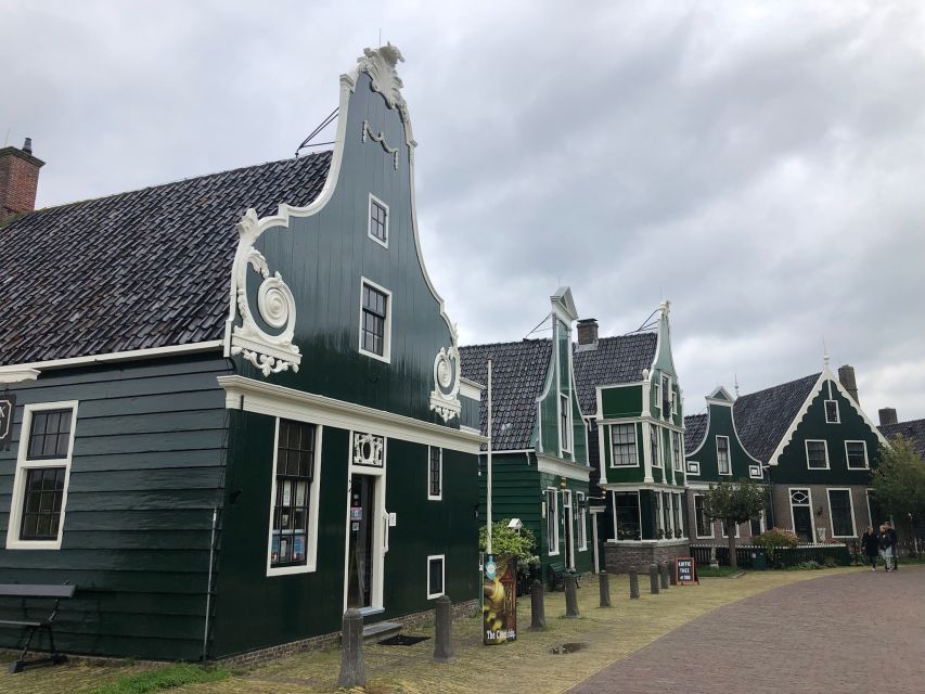 Keukenhof, Tulip Farm, Flower Fields & Windmills - Volendam: colourful houses and old fishing-village character
