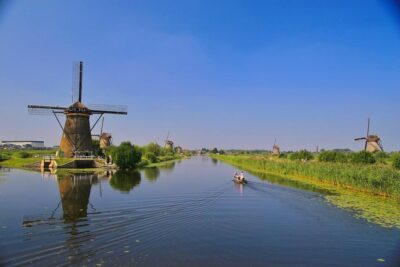 Kinderdijk private tour WINDMILLS in luxury Jaguar S Type
