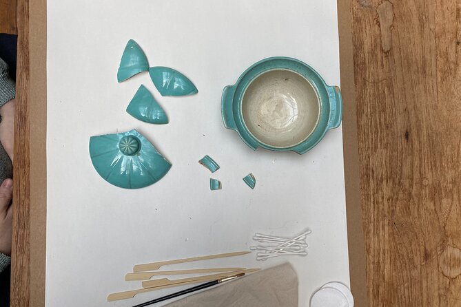 Kintsugi Workshop "The art of Imperfection" - Adding the golden lines