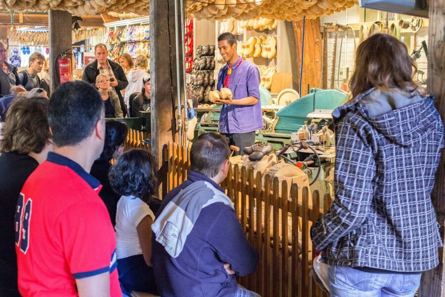 Marken, Volendam and Edam: Private Full-Day Tour - Volendam’s fishing village and cheese stop