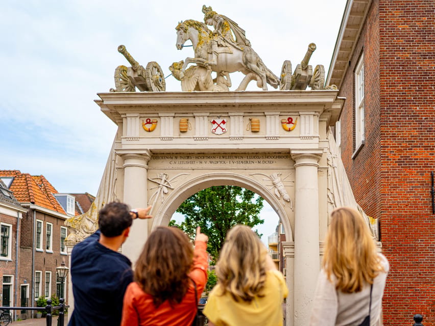 Outside Escape Amsterdam with your friend(s) and have fun! - Solving riddles instead of following a lecture