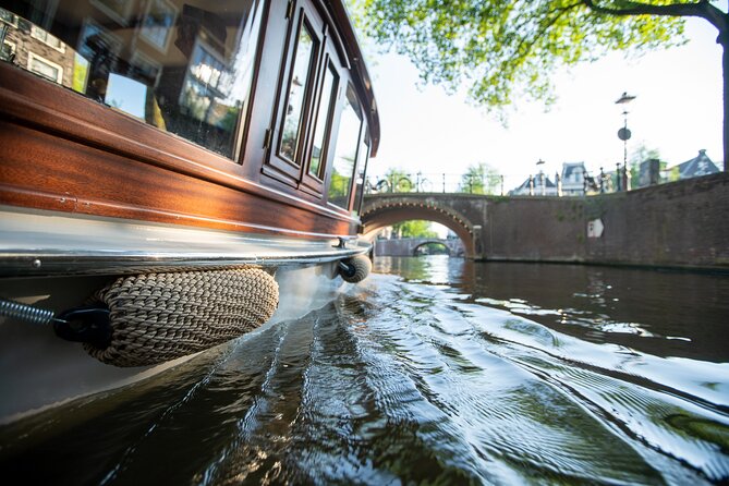 Private Boat Tour Amsterdam - 90 Min incl. welcome drink on historic saloon boat - Drinks, the welcome, and onboard comfort