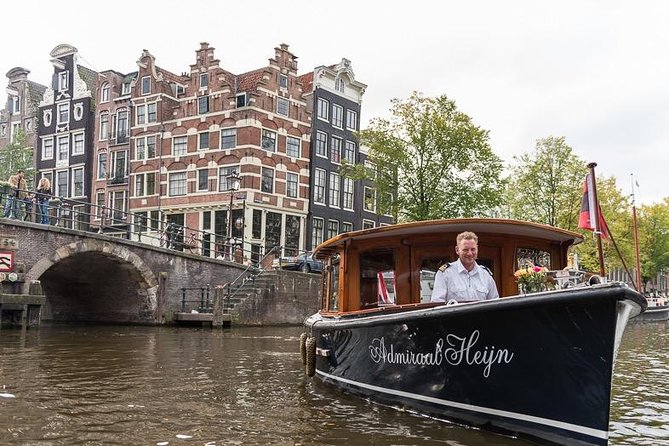 Private boat tour on a electric saloon boat - A 90-minute route that saves time