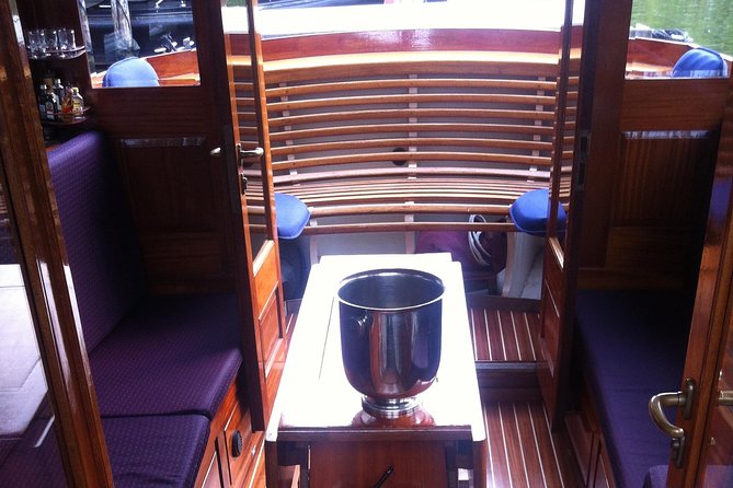 Private boat tour on a electric saloon boat - Booking details that matter