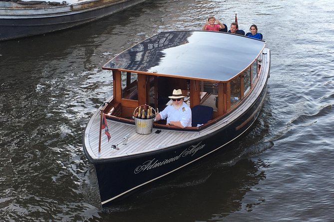 Private boat tour on a electric saloon boat - What your captain adds to the trip