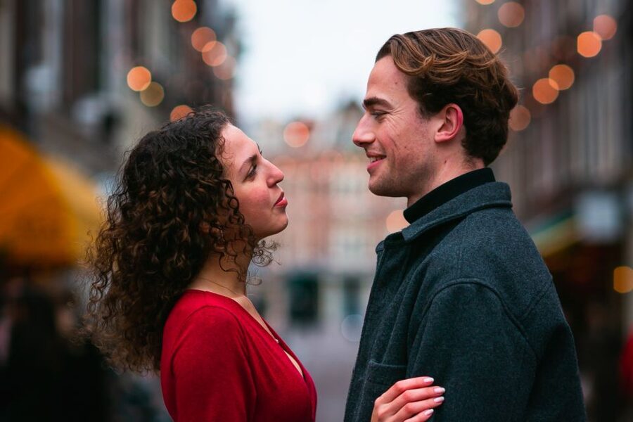 Romantic Photoshoot Experience for Couples in Amsterdam - Language, access, and group size
