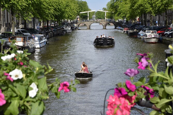 Self-guided city walking tour in Amsterdam - Negen Straatjes and Begijnhof