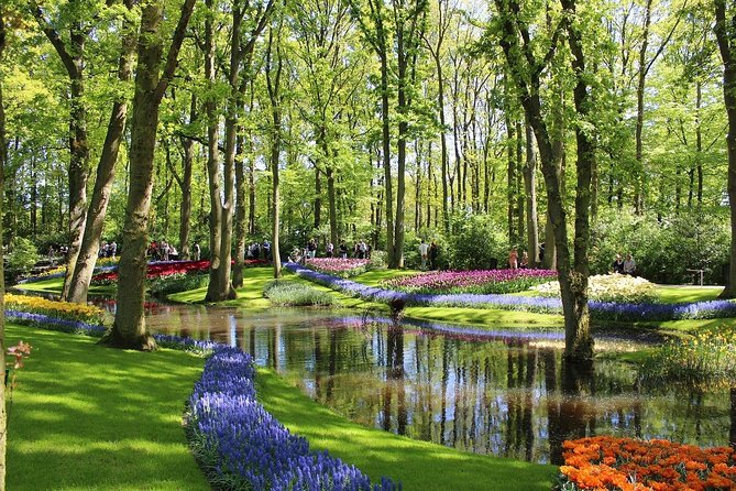 Tour to Giethoorn and Keukenhof Tulip Fields from Amsterdam - Giethoorn by boat, foot, and free time