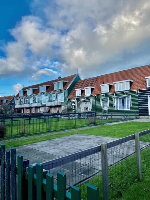 Volendam: Bike Rental including Highlights-Routes - Monnickendam, a pleasant first town