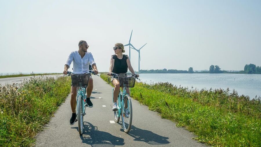 Volendam: Bike Rental including Highlights-Routes - Marken and the long dike