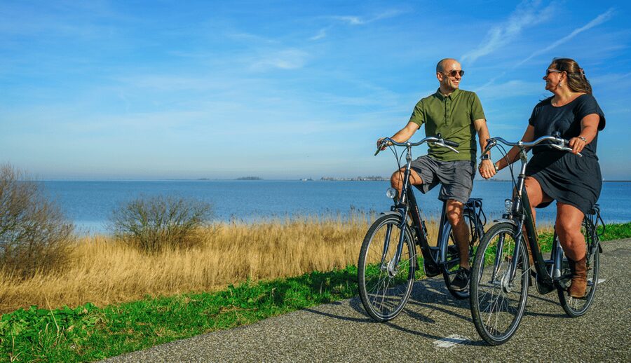 Volendam: Bike Rental including Highlights-Routes - Safety on Dutch cycle paths