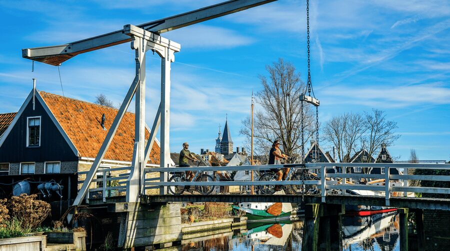 Volendam: E-Bike Rental including Highlights-Routes - Monnickendam, a useful halfway pause