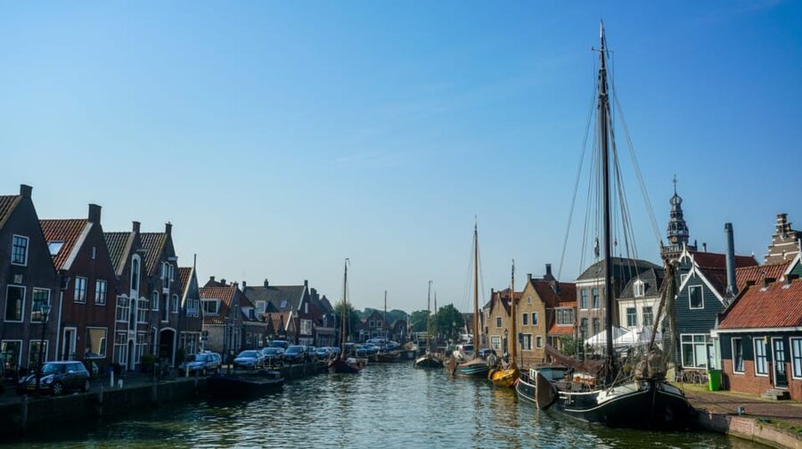 Volendam: E-Bike Rental including Highlights-Routes - Edam for canals, façades, and cheese