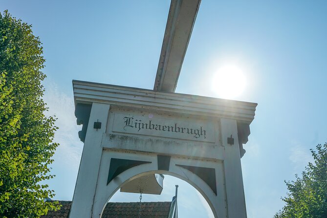Volendam: E-bike rental with suggested countryside- and fisherman village route - Monnickendam: harbor views and old brick houses