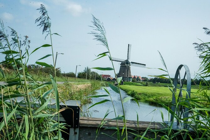 Volendam: E-bike rental with suggested countryside- and fisherman village route - The dike route and the Gouwzee