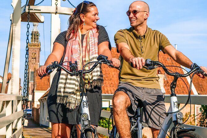 Volendam: E-bike rental with suggested countryside- and fisherman village route - Edam: the easiest village addition