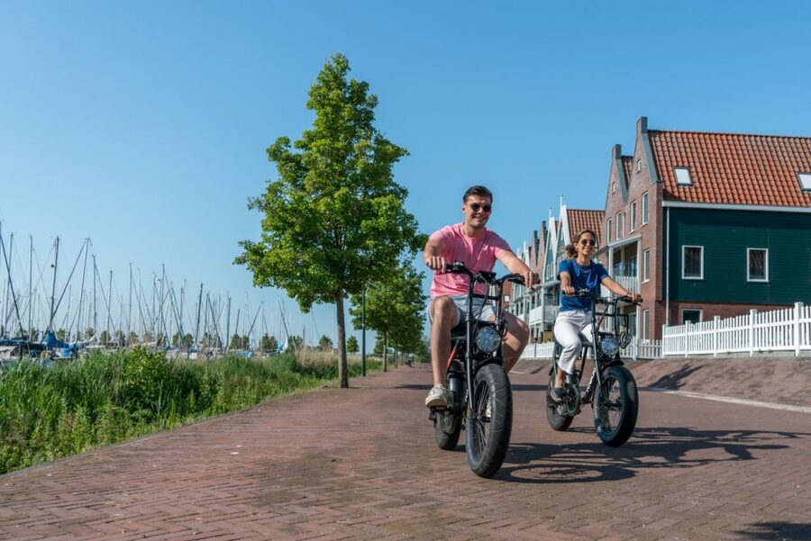 Volendam: E-Fatbike Rental - Starting beneath Volendam’s old dike