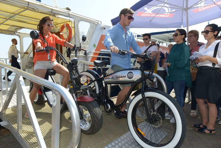 Volendam: E-Fatbike Rental - Monnickendam and its old harbor