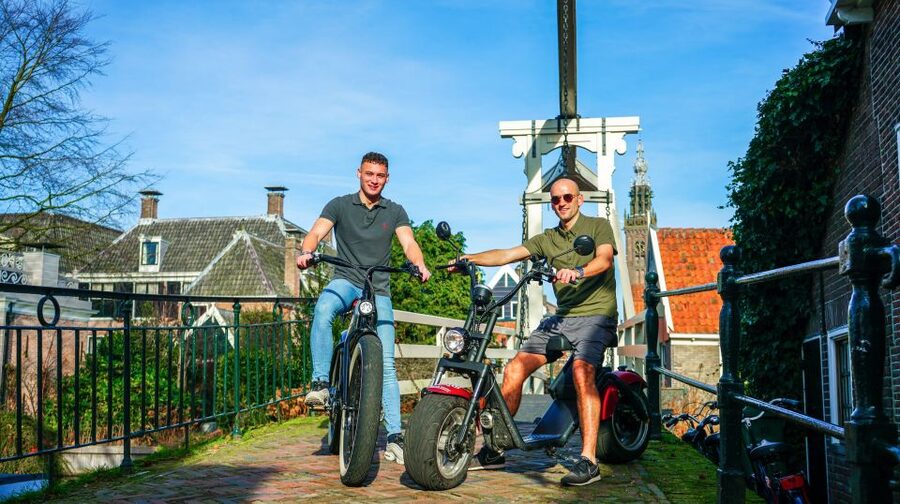 Volendam: E-Scooter Rental - Monnickendam and the old harbor