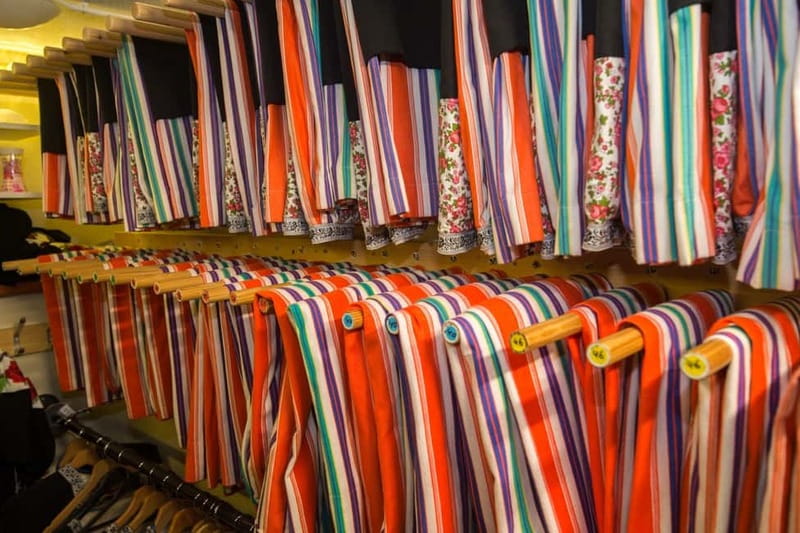 Volendam: Photo Opportunity in Traditional Dutch Costume - Putting on Volendam’s traditional dress